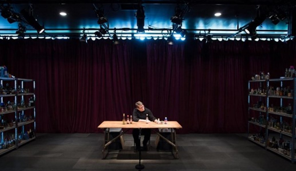 “Όλος ο Σαίξπηρ σ’ ένα τραπέζι” της Forced Entertainment στην Πειραιώς