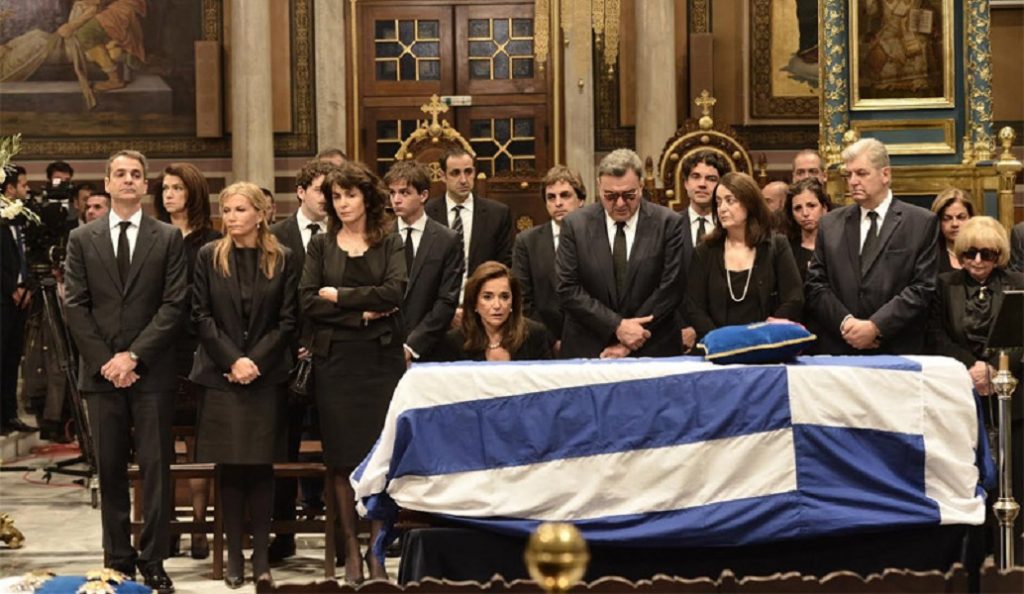 Πλήθος κόσμου στη Μητρόπολη για το ύστατο χαίρε στον Κωνσταντίνο Μητσοτάκη (pics & vid)