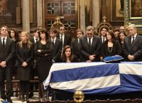 Πλήθος κόσμου στη Μητρόπολη για το ύστατο χαίρε στον Κωνσταντίνο Μητσοτάκη (pics & vid)