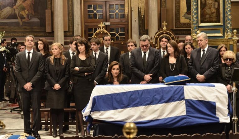 Πλήθος κόσμου στη Μητρόπολη για το ύστατο χαίρε στον Κωνσταντίνο Μητσοτάκη (pics & vid)