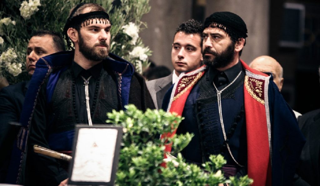 Κρητικοί βρακοφόροι αποχαιρετούν τον Κωνσταντίνο Μητσοτάκη (pics)