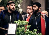 Κρητικοί βρακοφόροι αποχαιρετούν τον Κωνσταντίνο Μητσοτάκη (pics)