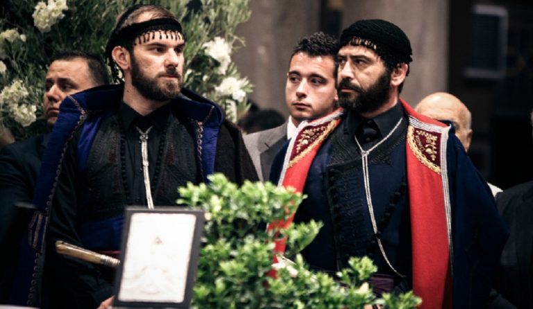 Κρητικοί βρακοφόροι αποχαιρετούν τον Κωνσταντίνο Μητσοτάκη (pics)