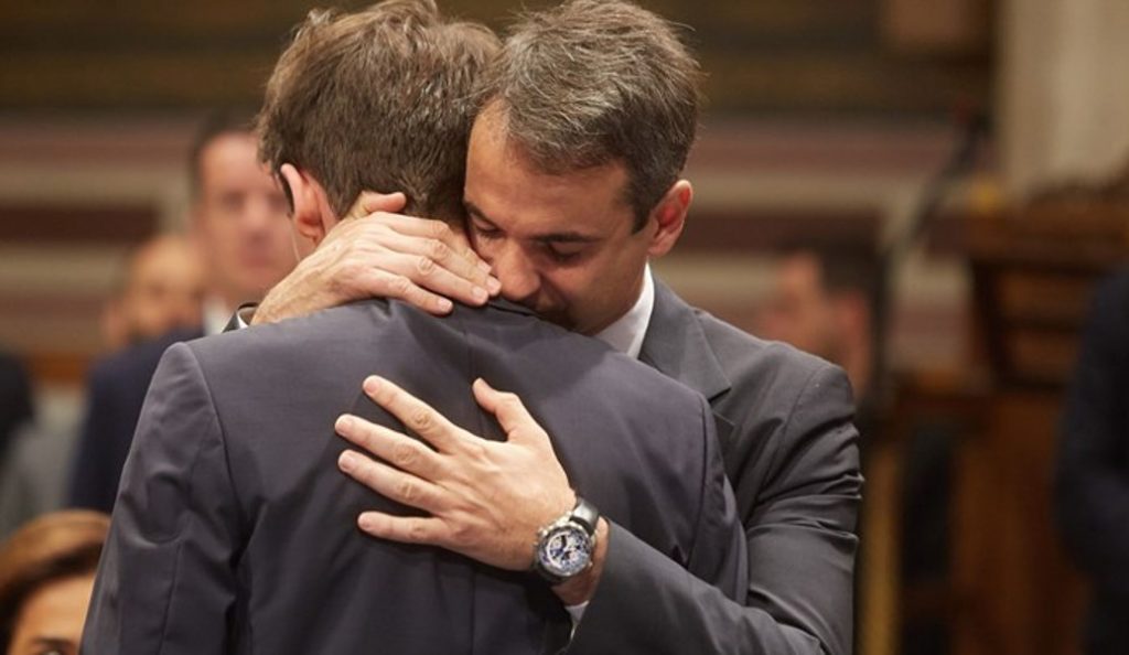 Η αγκαλιά του Κυριάκου Μητσοτάκη στον γιο του δίπλα στη σορό του πατέρα του (vid)