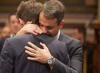 Η αγκαλιά του Κυριάκου Μητσοτάκη στον γιο του δίπλα στη σορό του πατέρα του (vid)