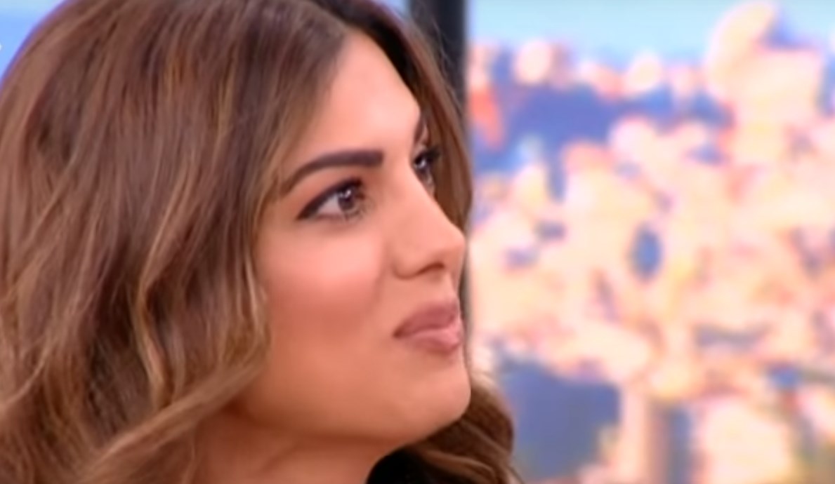 Σταματίνα Τσιμτσιλή: Άλλαξε τα λουκ στα μαλλιά της – Έκοψε αφέλειες (vid)