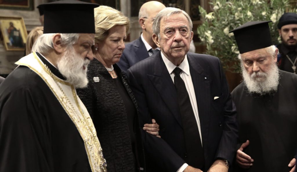 Υποβασταζόμενος ο τέως βασιλιάς Κωνσταντίνος αποχαιρέτισε τον Κωνσταντίνο Μητσοτάκη (vid)