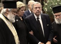 Υποβασταζόμενος ο τέως βασιλιάς Κωνσταντίνος αποχαιρέτισε τον Κωνσταντίνο Μητσοτάκη (vid)