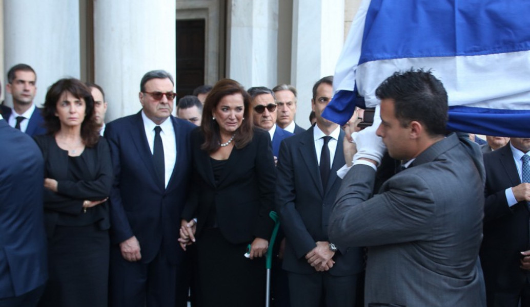 Λιποθύμησε ο Ισίδωρος Κούβελος έξω από την Μητρόπολη (pic)