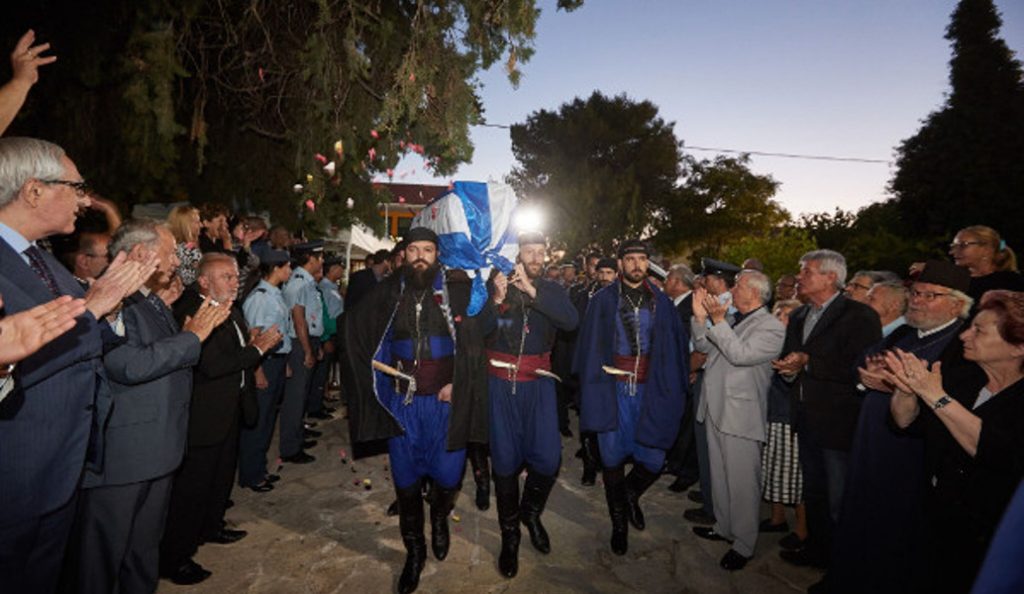 Συγκινητικό το τελευταίο αντίο των Κρητικών στον Κωνσταντίνο Μητσοτάκη (pics & vid)