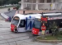 Βίντεο-σοκ: Τραμ παρασύρει πεζό που μιλάει στο κινητό (vid)