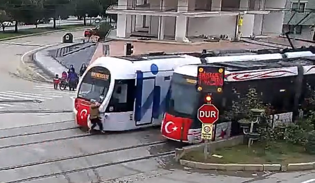 Βίντεο-σοκ: Τραμ παρασύρει πεζό που μιλάει στο κινητό (vid)
