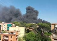 Μεγάλη φωτιά στη Ρώμη, δίπλα στο Βατικανό (pics & vids)