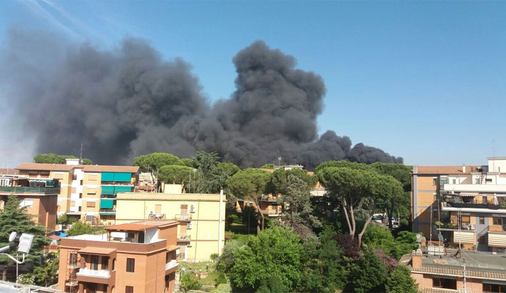 Μεγάλη φωτιά στη Ρώμη, δίπλα στο Βατικανό (pics & vids)