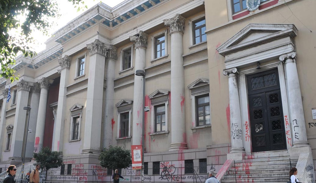 Πάτρα: Αντιεξουσιαστές πέταξαν μπογιές στο Δικαστικό Μέγαρο (pic & vid)