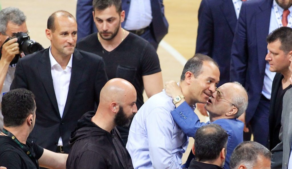 Τρομερή σκηνή στο ΟΑΚΑ: Η αγκαλιά Αγγελόπουλων με Γιαννακόπουλο (pics)
