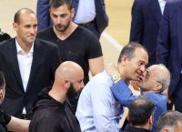 Τρομερή σκηνή στο ΟΑΚΑ: Η αγκαλιά Αγγελόπουλων με Γιαννακόπουλο (pics)