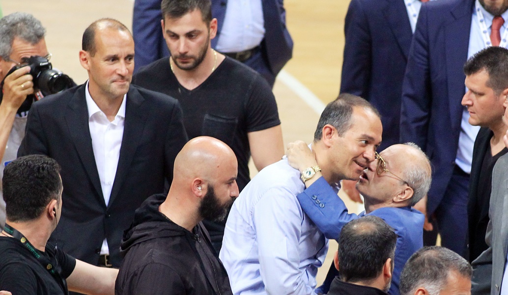 Τρομερή σκηνή στο ΟΑΚΑ: Η αγκαλιά Αγγελόπουλων με Γιαννακόπουλο (pics)
