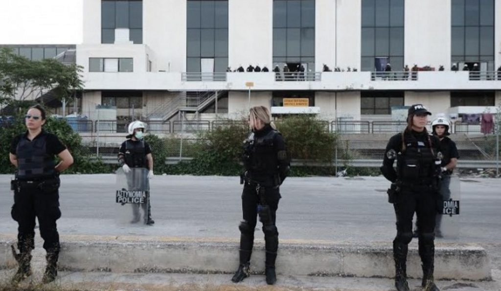 Αναχώρησαν τα πρώτα πούλμαν με πρόσφυγες από το Ελληνικό