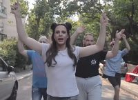 Ο Δημήτρης Μακαλιάς “τρολάρει” τη “Μάντισσα” της Μαρίνας Σάττι (vid)