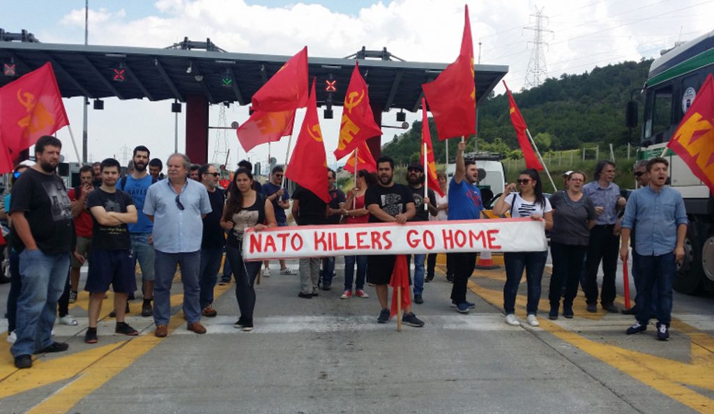 Μέλη του ΚΚΕ μπλόκαραν αυτοκινητοπομπή του ΝΑΤΟ έξω από την Κοζάνη (pics)
