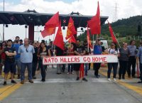 Μέλη του ΚΚΕ μπλόκαραν αυτοκινητοπομπή του ΝΑΤΟ έξω από την Κοζάνη (pics)