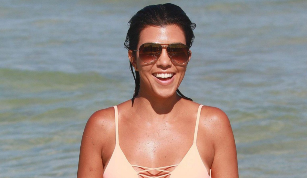 Πιο “καυτή” και από τον ήλιο η Κourtney Kardashian με χρυσό μπικίνι (pics)