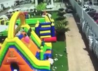 Μεξικό: Ο άνεμος πήρε τα φουσκωτά παιχνίδια μαζί με τα… παιδιά! (vid)