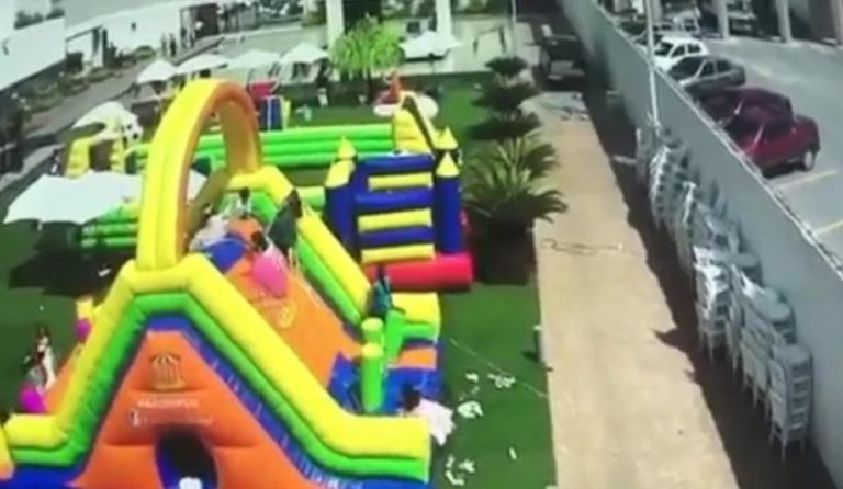 Μεξικό: Ο άνεμος πήρε τα φουσκωτά παιχνίδια μαζί με τα… παιδιά! (vid)
