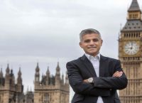S. Khan: Οι βρετανικές εκλογές δεν πρέπει να αναβληθούν