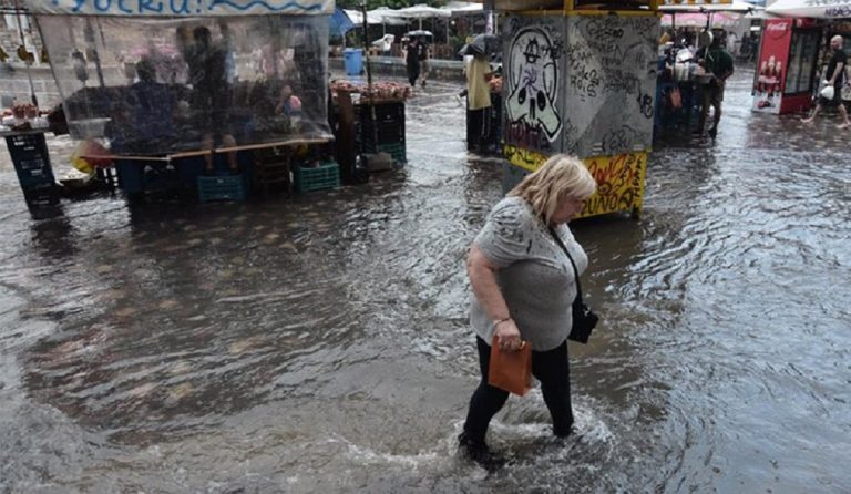 Πλημμύρισε το κέντρο της Αθήνας – Δείτε βίντεο με την χαλαζόπτωση (vids)