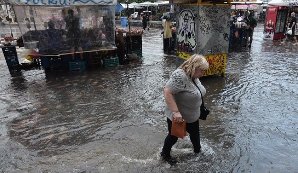 Πλημμύρισε το κέντρο της Αθήνας – Δείτε βίντεο με την χαλαζόπτωση (vids)