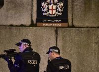 Βίντεο – ντοκουμέντο: Η στιγμή που οι αστυνομικοί στο Λονδίνο εξουδετερώνουν τους δράστες