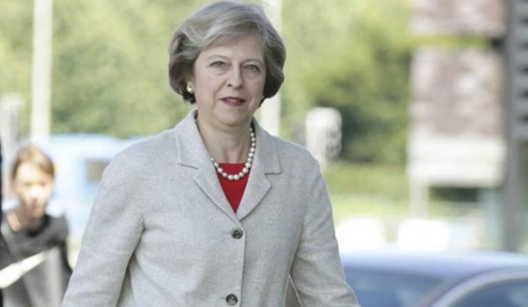 Μέι: Θα συνεχιστεί και μετά το Brexit η χρηματοδότηση προγραμμάτων για την ειρήνη στη Β.Ιρλανδία