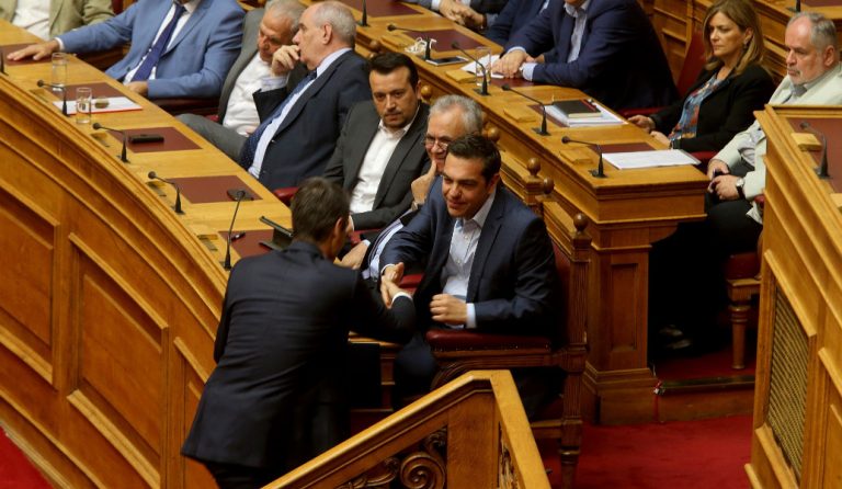 Η θερμή χειραψία Τσίπρα – Μητσοτάκη στη Βουλή (pics)