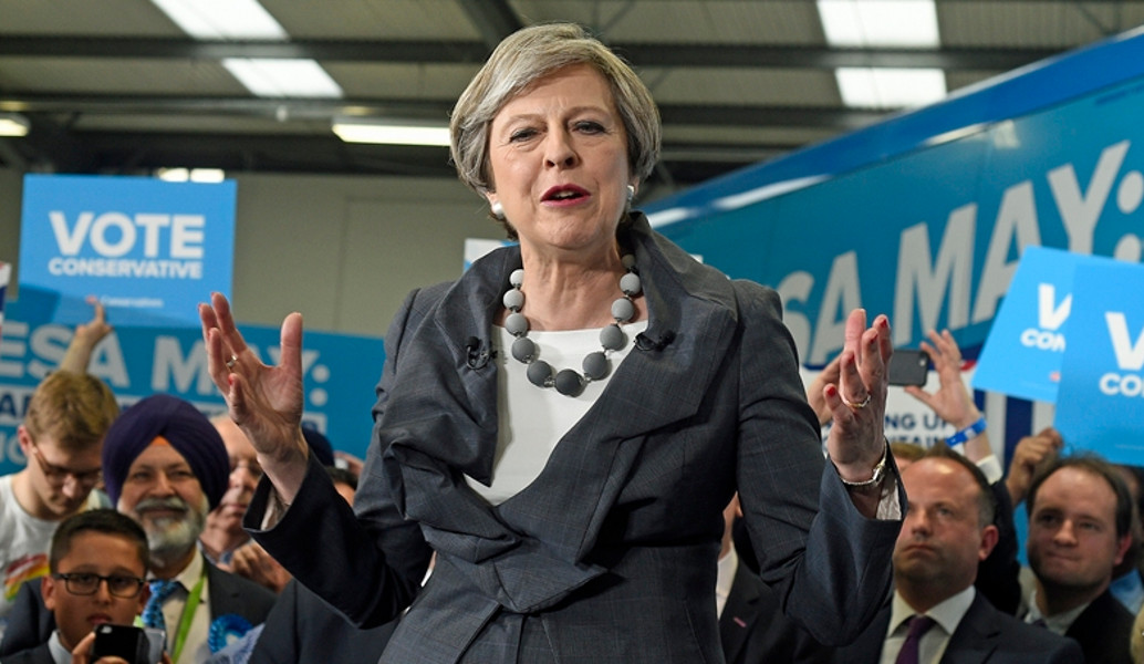 Η Μέι θέλει να εξηγήσει στον Τραμπ το Brexit μετά τον εξάψαλμο