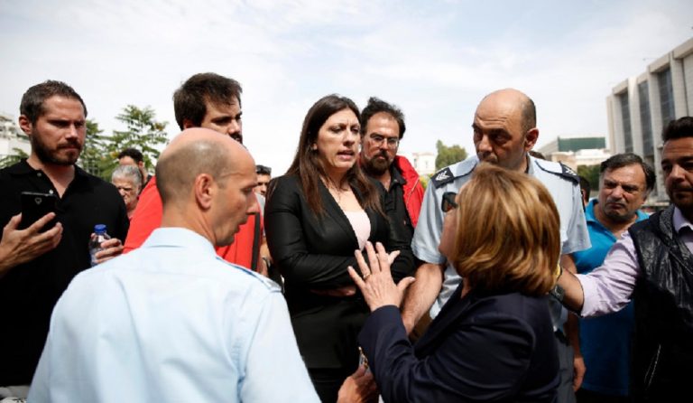 Ζωή Κωνσταντοπούλου: Η στιγμή που σπρώχνει τη μπάρα των διοδίων και “Δεν Πληρώνει” (vid)