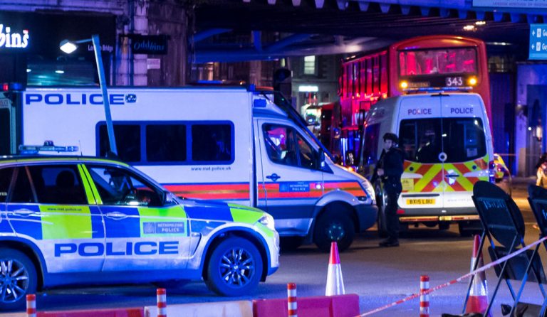 Βίντεο-ντοκουμέντο: Καρέ-καρέ η στιγμή που οι αστυνομικοί σκοτώνουν τους δράστες της επίθεσης στο Λονδίνο