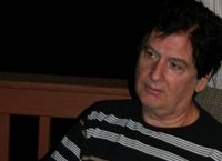 Έφυγε από τη ζωή ο τραγουδιστής και κιθαρίστας των “Stangers” Νίκος Αντωνιάδης (vids)