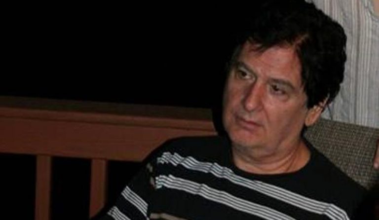 Έφυγε από τη ζωή ο τραγουδιστής και κιθαρίστας των “Stangers” Νίκος Αντωνιάδης (vids)