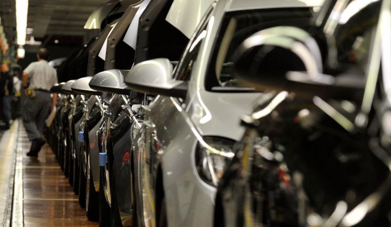 Car hacking: Χάκερ θα μπορούν να πάρουν τον έλεγχο των περισσότερων αυτοκινήτων στους δρόμους