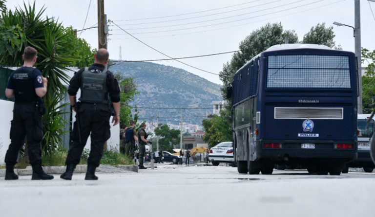 Μενίδι: Παραλίγο νέα τραγωδία – Σφαίρα πέρασε δίπλα σε 14χρονη (vid)