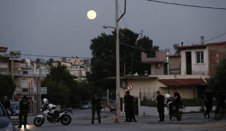 Επεισόδια στο Μενίδι – Κουκουλοφόροι πέταξαν βόμβες μολότοφ