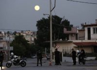 Επεισόδια στο Μενίδι – Έκαψαν σπίτια Ρομά, ακούγονται πυροβολισμοί