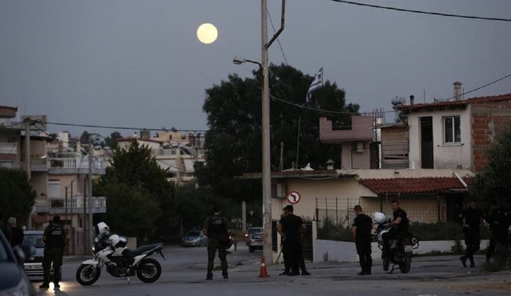 Επεισόδια στο Μενίδι – Έκαψαν σπίτια Ρομά, ακούγονται πυροβολισμοί