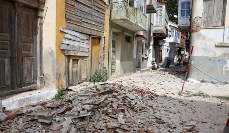 Ισχυρή σεισμική δόνηση 6,1 Ρίχτερ στη Μυτιλήνη – Κατέρρευσαν σπίτια σε Πλωμάρι & Βρίσα – Μία γυναίκα εγκλωβισμένη (pics & vids)