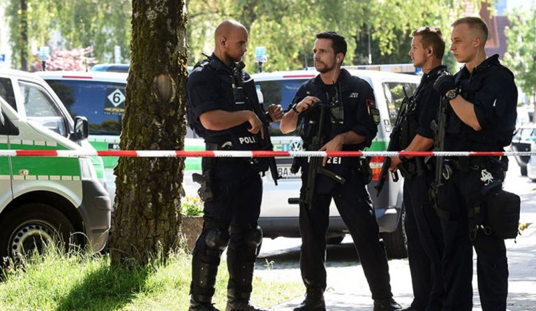Πυροβολισμοί στο Μόναχο – Αρκετοί τραυματίες, ανάμεσά τους μια αστυνομικός (pics&vids)