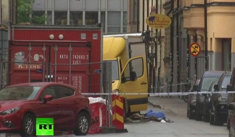Στοκχόλμη: Οδηγός έπεσε πάνω σε οχήματα με κλεμμένο φορτηγό (vid)
