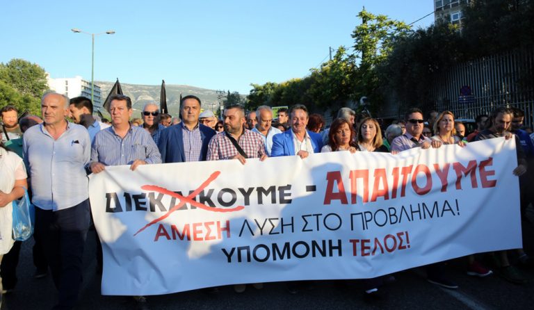 Έξω από το υπουργείο Προστασίας κάτοικοι του Μενιδίου