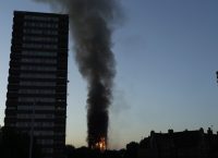 Συγκλονιστικές εικόνες από την πυρκαγιά στο Λονδίνο – Εγκλωβισμένοι προσπαθούν να σωθούν (vids)